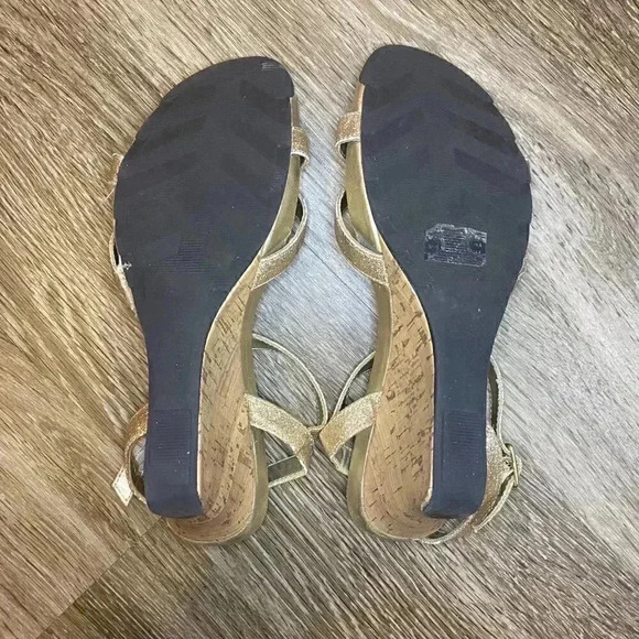 Gold Wedge Sandal - 8.5 - Picture 10 of 10